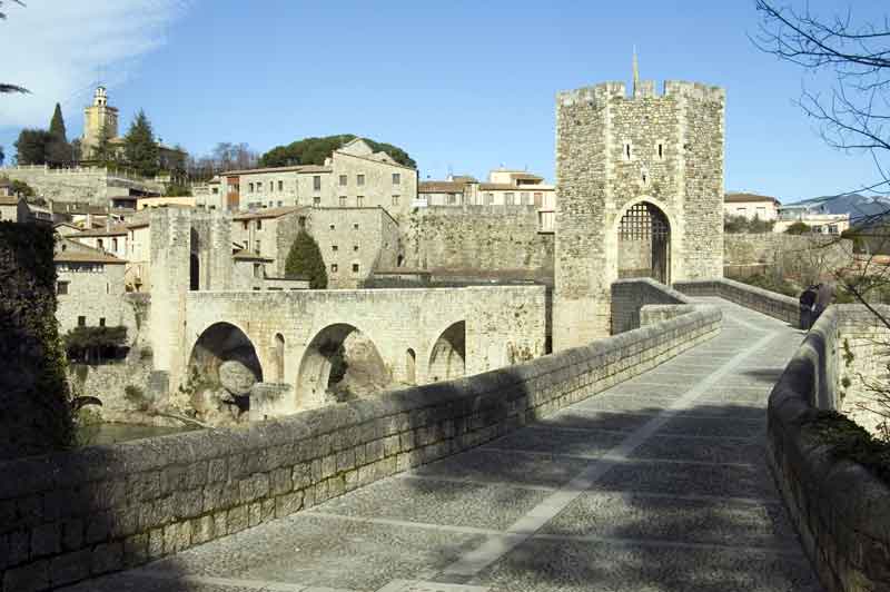 Girona - Besalú 08 - puente y pueblo.jpg